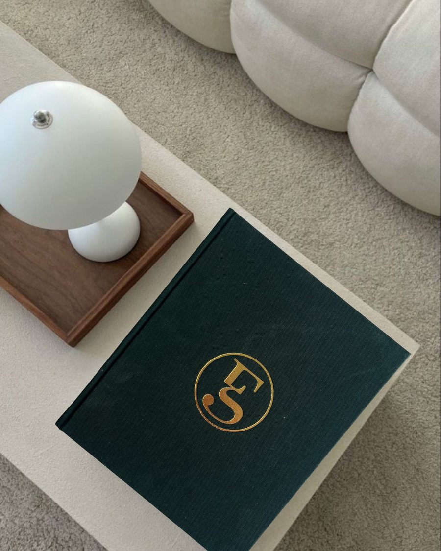 De gedrukte Eleganza Beautyguide met gouden monogram